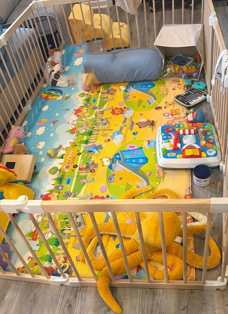 Toddler playing inside the HutoCada playpen